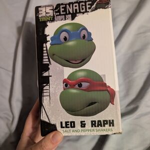 Teenage Mutant Ninja Turtles Salt and Pepper Shakers - Green and Red